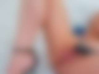 Live cam show with Karissia - MILF on CamSodaAdn
