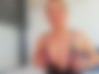Karissia MILF webcam performer live streaming