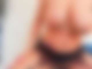 Karissia MILF webcam performer live streaming