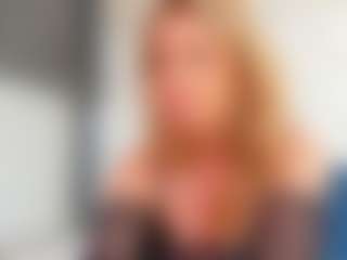 Karissia MILF webcam performer live streaming