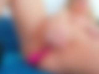 Live cam show with Karissia - Blonde Hair MILF on googirlz