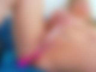 Live cam show with Karissia - Public MILF on xDating