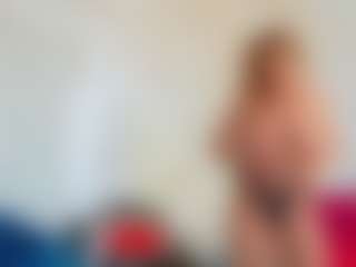 Live cam show with Karissia - Striptease MILF on Camsoda