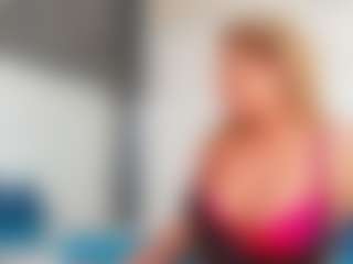 Live cam show with Karissia - Public MILF on Milf Play