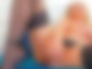 Karissia MILF webcam performer live streaming