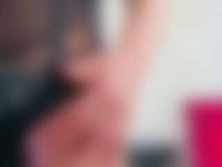 Karissia MILF webcam performer live streaming