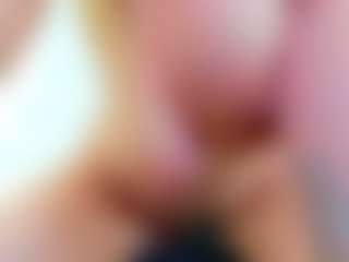 Live cam show with Karissia - Striptease MILF on 1on1-livenow