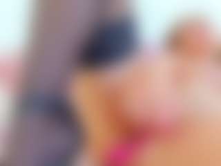 Live cam show with Karissia - Shaved Pussy MILF on xxxlivecams.org