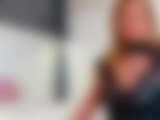 Karissia MILF webcam performer live streaming
