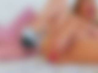 Karissia MILF webcam performer live streaming