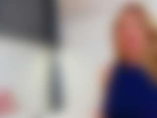 Live cam show with Karissia - Public MILF on camtv