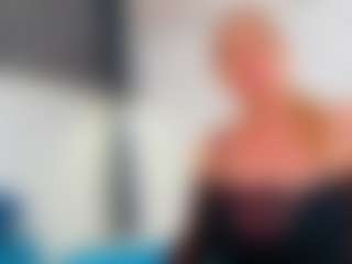 Live cam show with Karissia - Striptease MILF on Strip Flash - Live Sex Shows