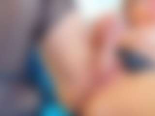 Live cam show with Karissia - Shaved Pussy MILF on Camming Site