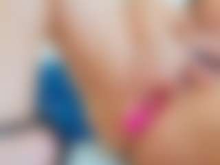 Live cam show with Karissia - Striptease MILF on Camsoda