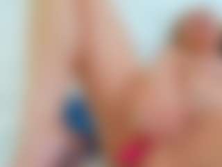 Live cam show with Karissia - Curvy MILF on AdultVida.com