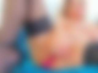 Live cam show with Karissia - Shaved Pussy on Camming Site