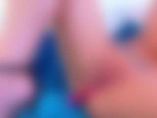 Live cam show with Karissia - Public MILF on studioflirtlive.com