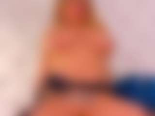 Live cam show with Karissia - Striptease MILF on Cam Slut