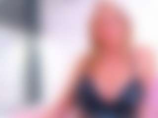 Karissia MILF webcam performer live streaming