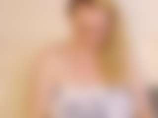 LauraSky MILF webcam performer live streaming