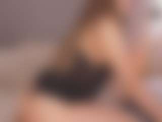 Live cam show with Chloe Dee - Tease Blonde Hair on hrnylive.com