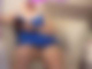 Live cam show with MatureVeronica - Striptease on xDating