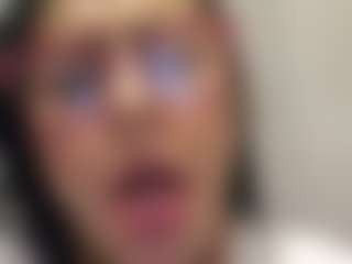 emily-86 MILF webcam performer live streaming