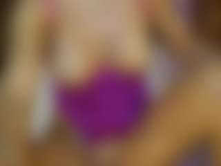 AnnesWhite MILF webcam performer live streaming