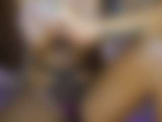 AnnesWhite MILF webcam performer live streaming