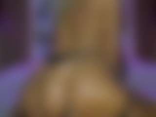 AnnesWhite MILF webcam performer live streaming