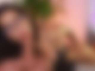Live cam show with Katie Cruz - Average on Livezox