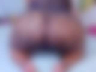 Spettacolo in cam dal vivo con Danna Brown - Spank Ebony su Camsoda