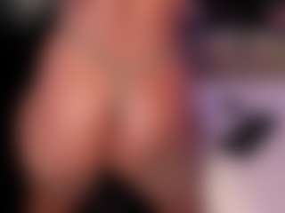 Live cam show with Elaine Brown - Shaved Pussy on CamwithHer