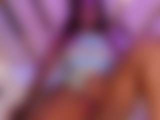 Live cam show with Elaine Brown - Shaved Pussy Curvy on fapnchat