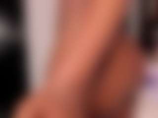 Live cam show with Elaine Brown - Black Shaved Pussy on Fit Hotties