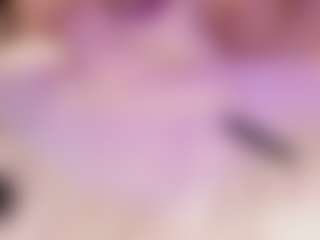 Live cam show with Elaine Brown - Shaved Pussy on SpunkLive