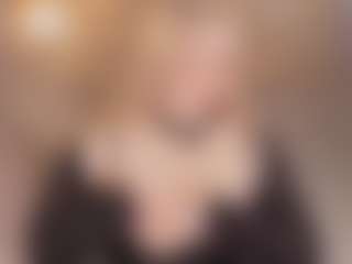 Live cam show with Carolina - Facial Piercings on CamClone