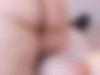 Live cam show with martinna-28 - Bedroom on Milfs Live
