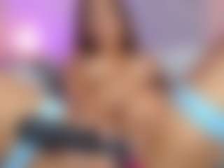 Live cam show with Briana Thompson - Average on StripNow
