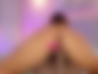 Live cam show with Briana Thompson - Bikini on Big Tits