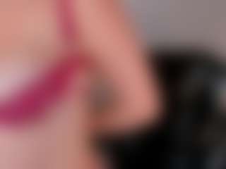Live cam show with Valeria Roldan - Fingering MILF on SxyPornLive