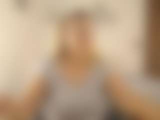 Live cam show with Renata salinas - Blonde Hair MILF on 1on1-livenow