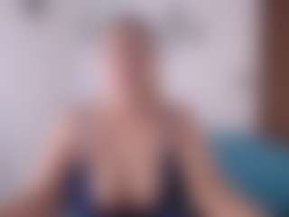 Live cam show with Renata salinas - Blonde Hair MILF on Camsoda