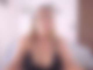 Live cam show with Renata salinas - Blonde Hair MILF on Milfs Live