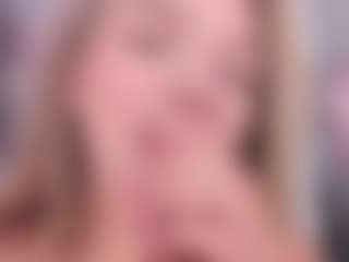 Live cam show with Chloe - Small Tits on xDating
