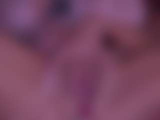 Live cam show with BeccaDelux - Strip MILF on sexylive.show
