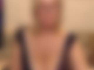 Live cam show with IlariaCetoi - Dildo on Soda Cam