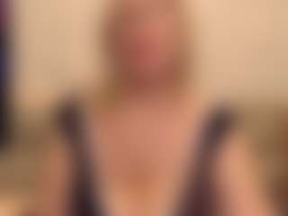 Live cam show with IlariaCetoi - Glasses on xDating