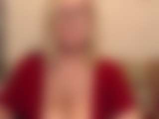 Live cam show with IlariaCetoi - Green Eyes on SmokeAndPoke