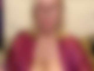 Live cam show with IlariaCetoi - Smoke on Camsoda